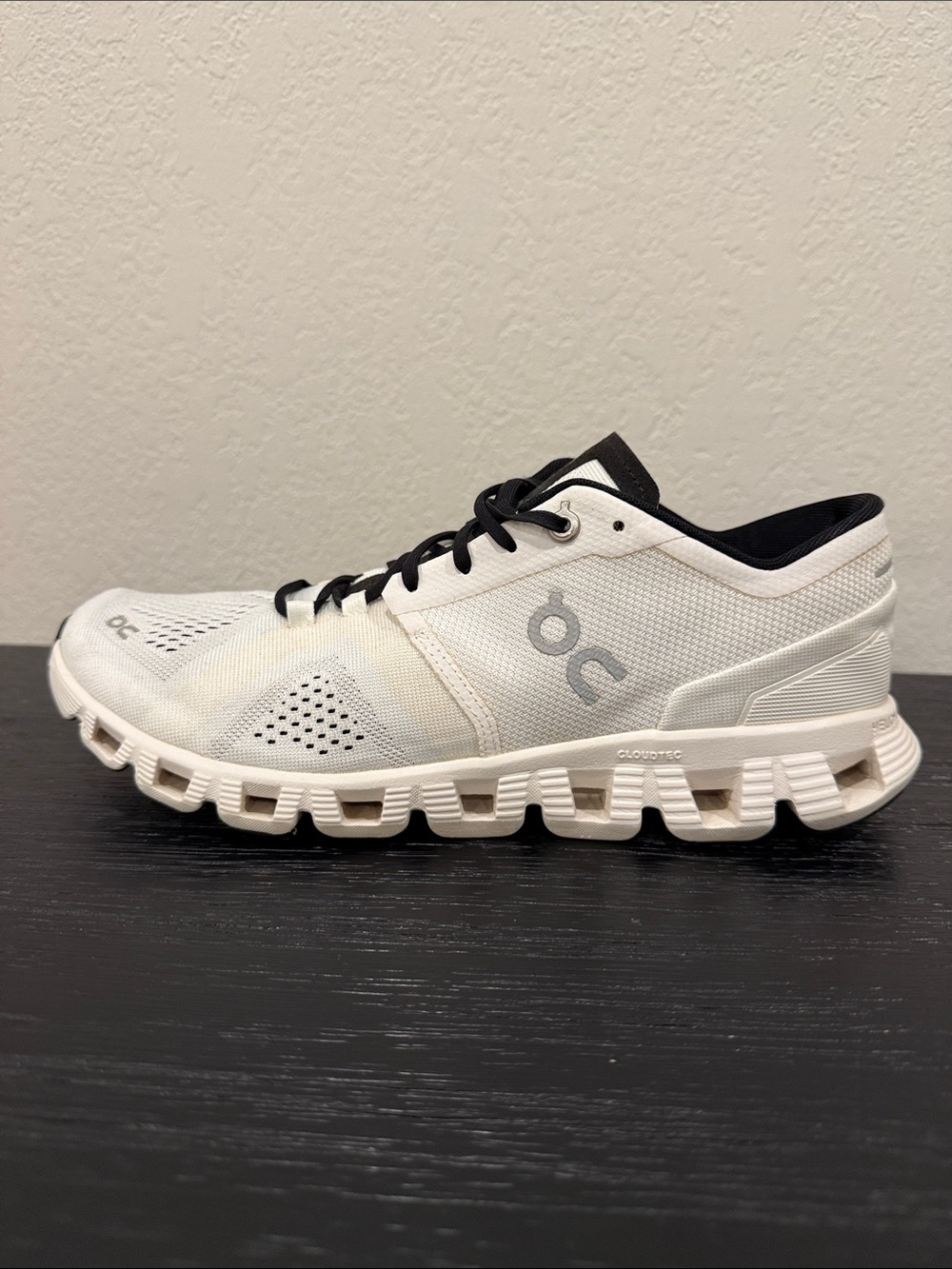 On Cloud Running Women’s Size 10 W10 Workout  Shoes White Black Training Shoes